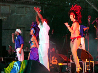 spectacle samba sur scène, gringo.